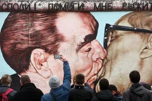 El graffiti de Dmitri Vrubel es una atracción turística de Berlín