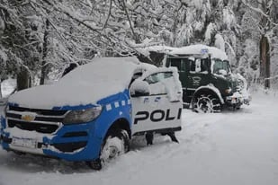 En San Martín de los Andes, Gendarmería Nacional realizó un operativo por las intensas nevadas que cayeron en esa ciudad; a Bariloche no partían ni llegaban colectivos de larga distancia
