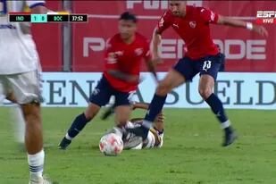 Juan Insaurralde le dio un pisotón mal intencionado a Sebastián Villa y no fue visto por el árbitro en una jugada que debió ser para expulsión
