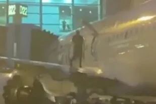 El pasajero abrió la puerta de emergencia cuando el vuelo aterrizó en el Aeropuerto Internacional de Miami