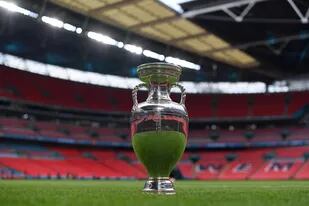 El trofeo Henri Delaunay vista en el césped del estadio de Wembley antes de la final de la Eurocopa; Italia lo quiere suyo por segunda vez e Inglaterra nunca lo consiguió.