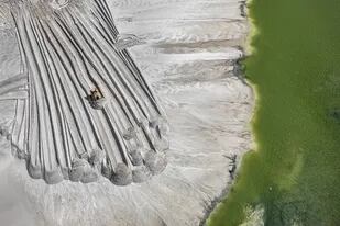 Estanque de relave de fÃ³sforo cerca de Lakeland, Florida, una de las fotografÃ­as de Edward Burtynsky que integran la muestra