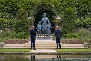 En el día en que la princesa Diana de Gales hubiera cumplido 60 años sus hijos descubrieron juntos la nueva estatua creada en su honor