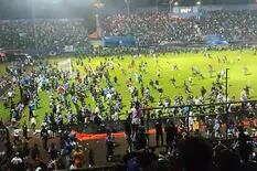 Catástrofe en Indonesia: 127 muertes y 180 personas heridas por violencia en un partido