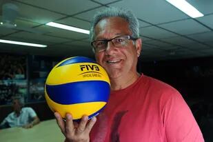 Julio Velasco y una pelota de voleibol, el deporte que marcó su vida