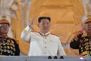 En esta imagen difundida por el gobierno de Corea del Norte, el presidente norcoreano Kim Jong Un, al centro, observa un desfile militar para conmemorar el 90mo aniversario del Ejército de Corea del Norte, el 25 de abril de 2022, en la plaza Kim Il Sung en Pyongyang, Corea del Norte. (Korean Central News Agency/Korea News Service via AP, Archivo)