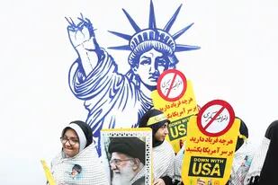 Protestas en la Embajada de Estados Unidos en Irán en el 40° aniversario de la crisis de los rehenes