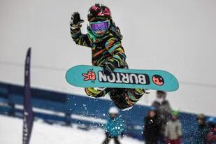 Vasilisa Ermakova, de Moscú, busca convertirse en una estrella del snowboard