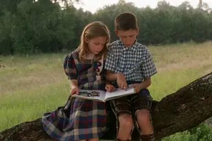 Los pequeños Michael Connor Humphreys y Hanna Hall en Forrest Gump