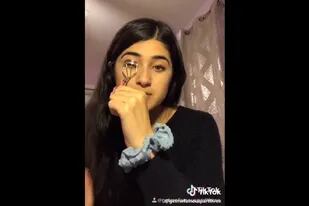La joven Feroza Aziz publicó un video denunciando la represión china de la minoría musulmana uigur