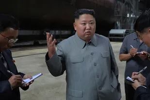 El líder de Corea del Norte, Kim Jong-un, se sacó fotos junto a un submarino nuevo