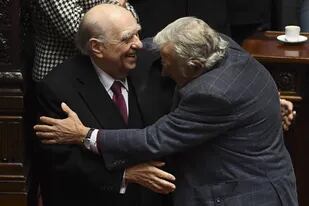 Los expresidentes uruguayos Julio Sanguinetti y José Mujica se abrazan durante su última sesión como senadores, hoy, en el Congreso de Montevideo