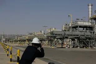 ARCHIVO - Un fotógrafo toma fotos del campo petrolífero Khurais durante una visita para periodistas al recinto, 150 kilómetros al este-noreste de Riad, Arabia Saudí, el 28 de junio de 2021. (AP Foto/Amr Nabil, Archivo)