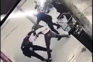 El momento en el que tres policías golpean a un motociclista por no tener los papeles del vehículo