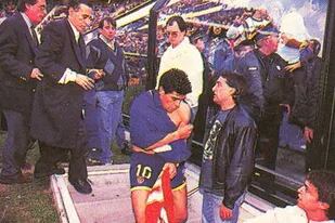 Maradona se mete en el túnel, en su último partido en Boca, ante Argentinos Juniors, en 1997; detrás, Ferro Viera; ese día el 10 dio positivo en el doping