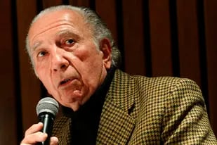 Rodolfo Alonso, en la presentación del libro "200 años de poesía argentina"; el poeta falleció este martes a los 86 años