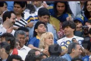 Los usuarios de Twitter lanzaron una campaña para encontrar al autor de una antigua foto de Carlos Calvo y Diego Maradona