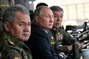 Vladimir Putin acompañado por su ministro de Defensa y el jefe de las fuerzas armadas rusas (AP)