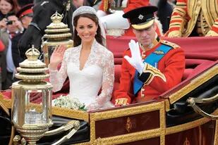 William y Kate Middleton en el 2011 en el tradicional paseo en carroza luego de dar el “Sí quiero” en la Abadía de Westminster.