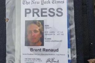 El periodista Brent Renaud llevaba una credencial vieja de The New York Times cuando fue asesinado