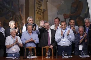 Alberto Fernández, rodeado de sindicalistas, en una de sus visitas a la CGT