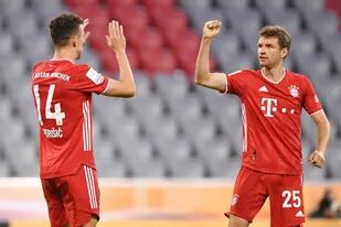 Ivan Perisic y Thomas Muller festejan el primer tanto del triunfo. Bayern Munich es el otro finalista de la Copa de Alemania