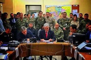 Piñera, durante un anuncio a los chilenos con los jefes militares