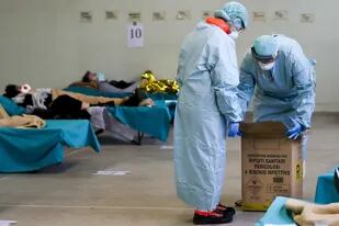 Paramédicos italianos manipulan productos sanitarios para tratar a pacientes portadores del coronavirus en la región de Lombardía
