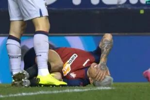 Ezequiel Ávila se toma la cabeza luego de su lesión. El estudio realizado hoy mostró una rotura de ligamento en su rodilla izquierda.