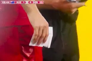 El papelito con indicaciones tácticas, en manos de un jugador danés. Luego llegaría misteriosamente al DT de Australia