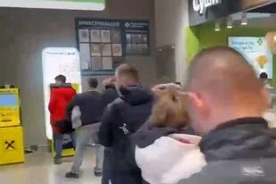 Largas filas en los cajeros de Moscú para retirar efectivo