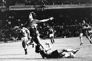 Gabriel Batistuta abre los brazos tras chocar con el arquero de Oriente Petrolero Darío Rojas; el delantero fue uno de los pocos jugadores de Boca que pisó el área rival esa noche del 5 de abril de 1991