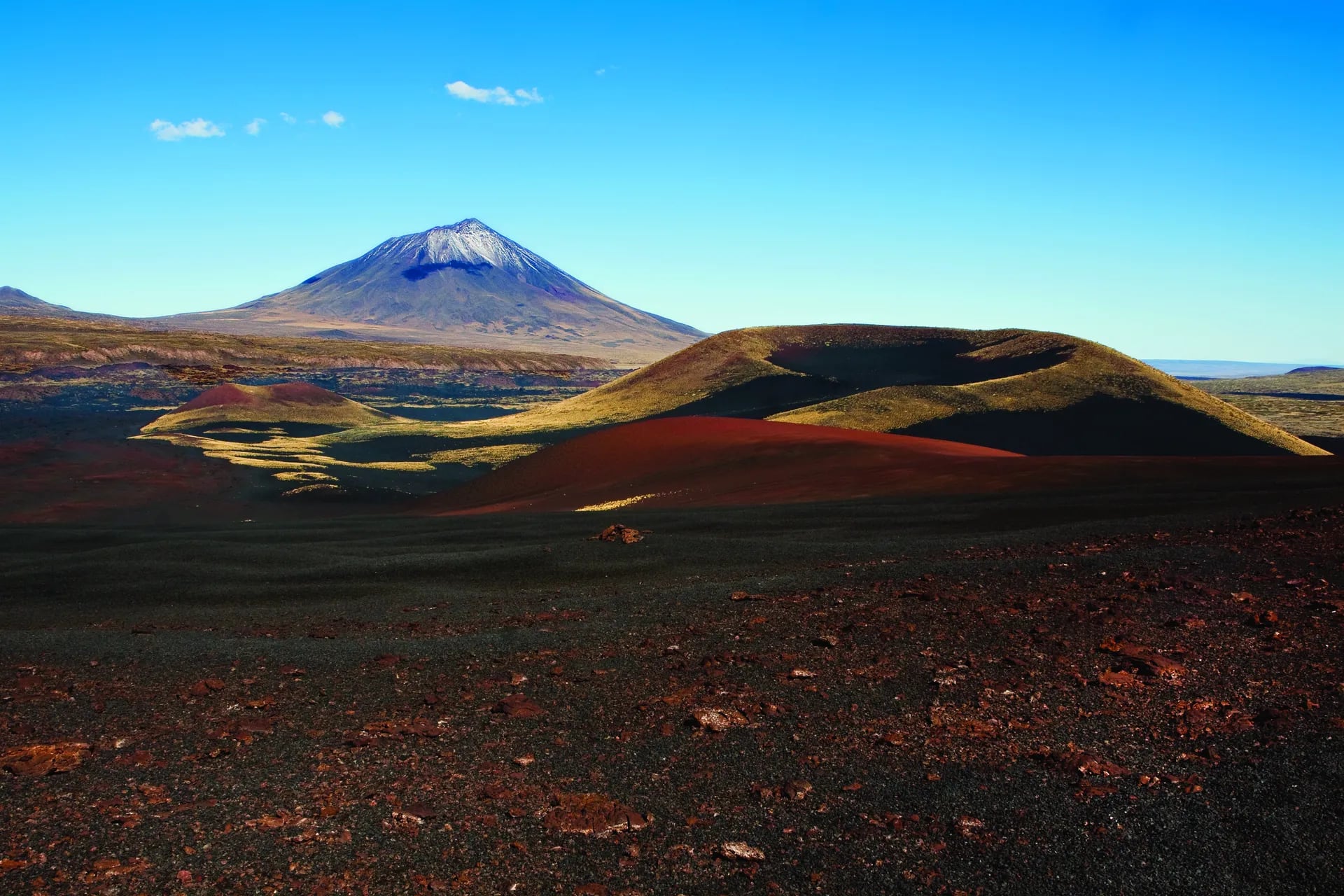 La Payunia, a 130 km de Malargüe, concentra 800 conos volcánicos cuyas manifestaciones configuraron un paisaje digno de otra parte, comparable a Marte.