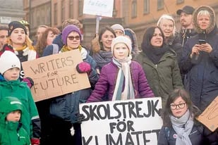 Greta con el cartel "Huelga escolar por el clima" en una manifestación frente al Parlamento sueco, el mes pasado