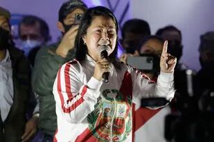 La candidata presidencial Keiko Fujimori pronuncia un discurso el sábado 12 de junio de 2021 durante una protesta contra un presunto fraude electoral, en Lima, Perú