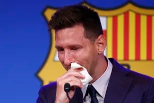 Lionel Messi, emocionado durante su despedida de Barcelona