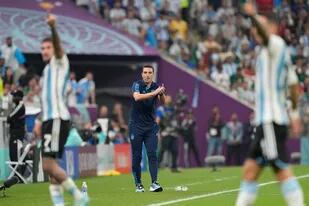 El director técnico de Argentina, Lionel Scaloni, da indicaciones a sus dirigidos durante el partido que disputan Argentina y México, por la primera fase de la Copa del Mundo Qatar 2022 en el estadio Lusail, Doha, el 26 de Noviembre de 2022.