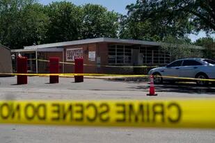 Una cinta de escena del crimen rodea la escuela primaria Robb Elementary en Uvalde, Texas, el miércoles 25 de mayo de 2022