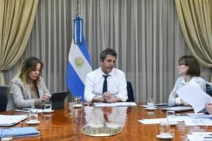 El ministro de Economía, Sergio Massa, con la secretaria de Energía, Flavia Royón, y su par de Minería, Fernanda Avila