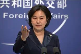 En esta imagen de archivo, la vocera del ministerio de Exteriores de China, Hua Chunying, durante una conferencia de prensa en el Ministerio de Exteriores, en Beijing, el 20 de enero de 2021. (AP Foto/Liu Zheng, archivo)