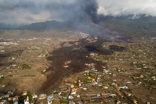 La lava del Cumbre Vieja fluye a través de la isla de La Palma