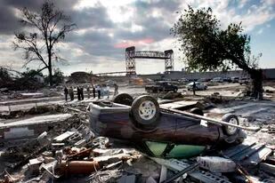 ARCHIVO - Miembros de la Autoridad de Recuperación de Luisiana recorren la zona del Lower 9th Ward de Nueva Orleans el miércoles 26 de octubre de 2005, luego de que gran parte de esa región quedó destruida al romperse el dique en el Canal Industrial durante los huracanes Katrina y Rita. Diecisiete años después de que el huracán Katrina inundó Nueva Orleáns, el Cuerpo de Ingenieros del Ejército ha completado un intenso sistema de esclusas, fortalecido diques y otras protecciones. (AP Foto/Robert F. Bukaty, Archivo)