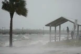 El huracán Nicole provocó severos destrozos y una insólita erosión en la costa este de Florida