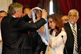Cristina y Néstor Kirchner en el traspaso del mando presidencial en el 2007
