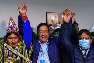 Luis Arce, candidato del MAS y delfín de Evo Morales, festeja el resultado de las elecciones presidenciales bolivianas, ayer, en La Paz