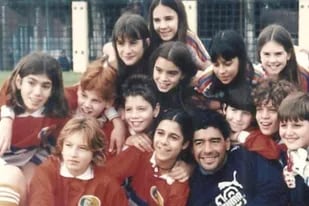 El elenco de Cebollitas junto a Maradona. Foto Instagram @diegovicos