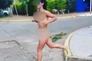 La mujer fue grabada mientras corría por la calle desnuda