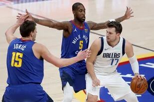 Ataca Luka Doncic para Dallas, defiende Nikola Jokic para Denver; son probablemente los dos jugadores más lentos de la NBA, pero dueños de un talento inigualable