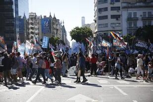 Organizaciones sociales cortan la 9 de Julio frente a Ministerio de Desarrollo Social; luego se movilizaron al Ministerio de Trabajo