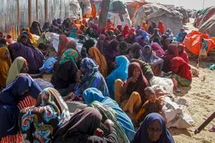 Somalíes que huyeron de zonas azotadas por la sequía se reúnen en un campamento improvisado, el 4 de febrero de 2022, a las afueras de la capital Mogadiscio. (AP Foto/Farah Abdi Warsameh, archivo)